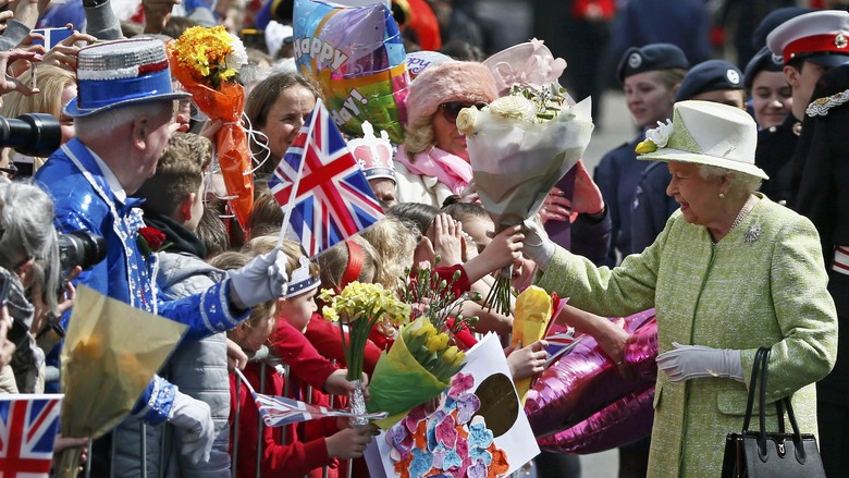 Warga Inggris Berkumpul Rayakan Ulang Tahun ke-90 Ratu Elizabeth II